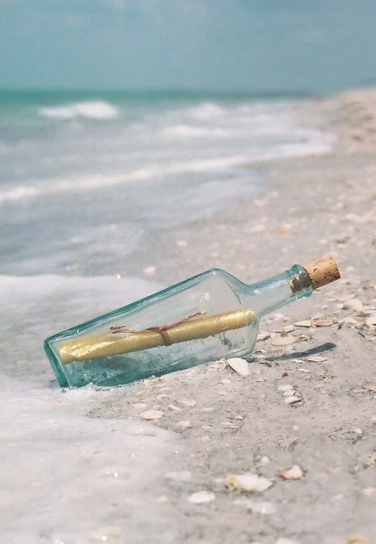 Botella con mensaje en la orilla del mar