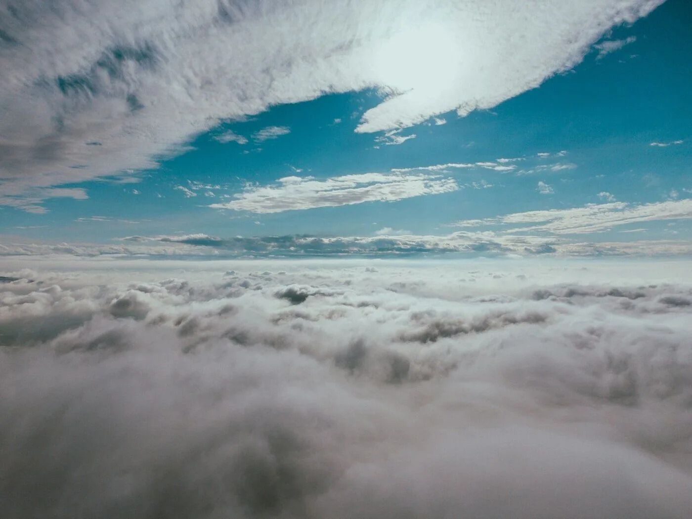 Cielo sobre las nubes